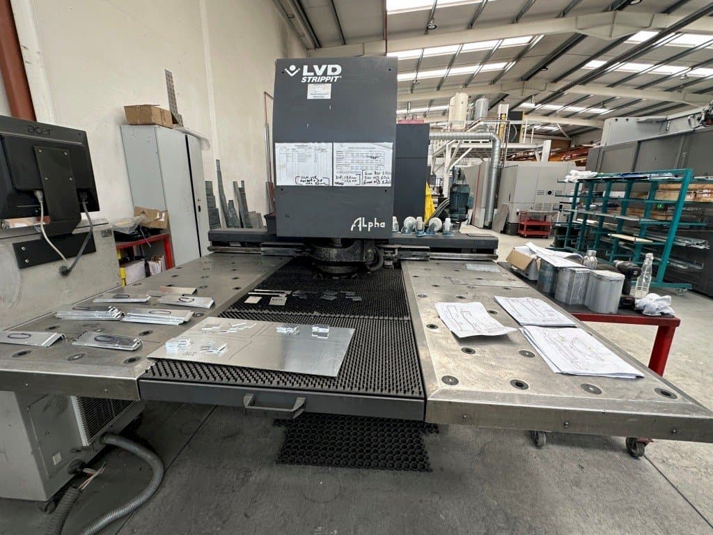 Vista frontale della macchina LVD Alpha 1212TK