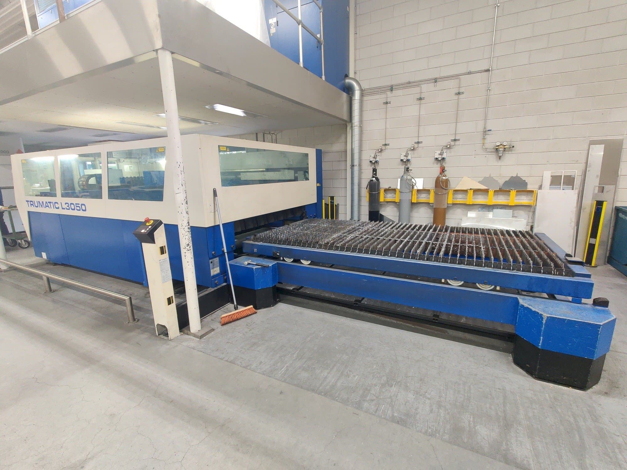 Vista frontale della macchina Trumpf Trumatic L3050