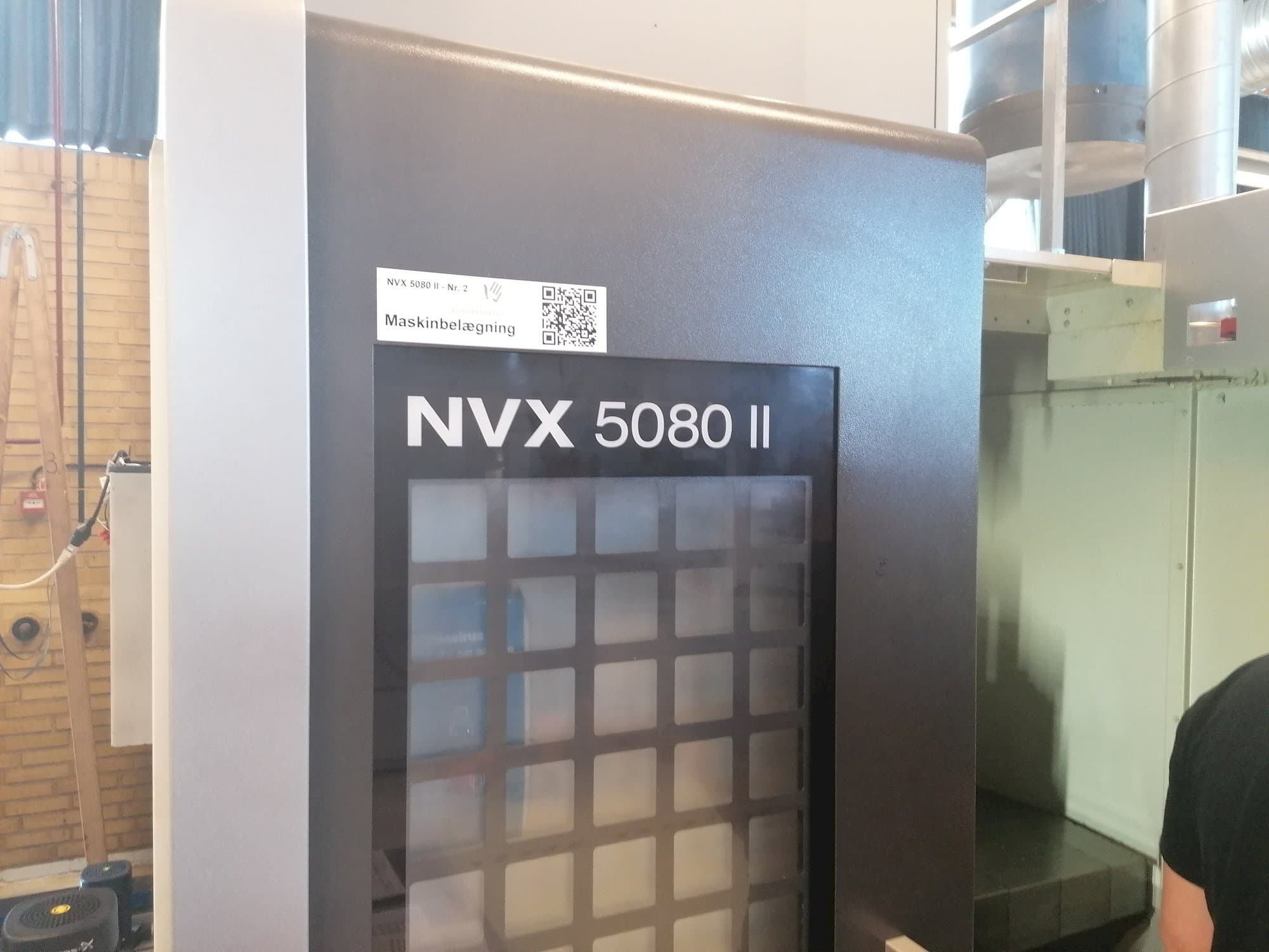 Vista lato sinistro della macchina DMG MORI NVX 5080II