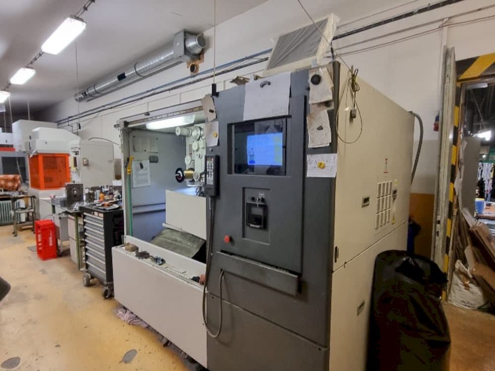 Vista frontale della macchina HITACHI SEIKI 254Y