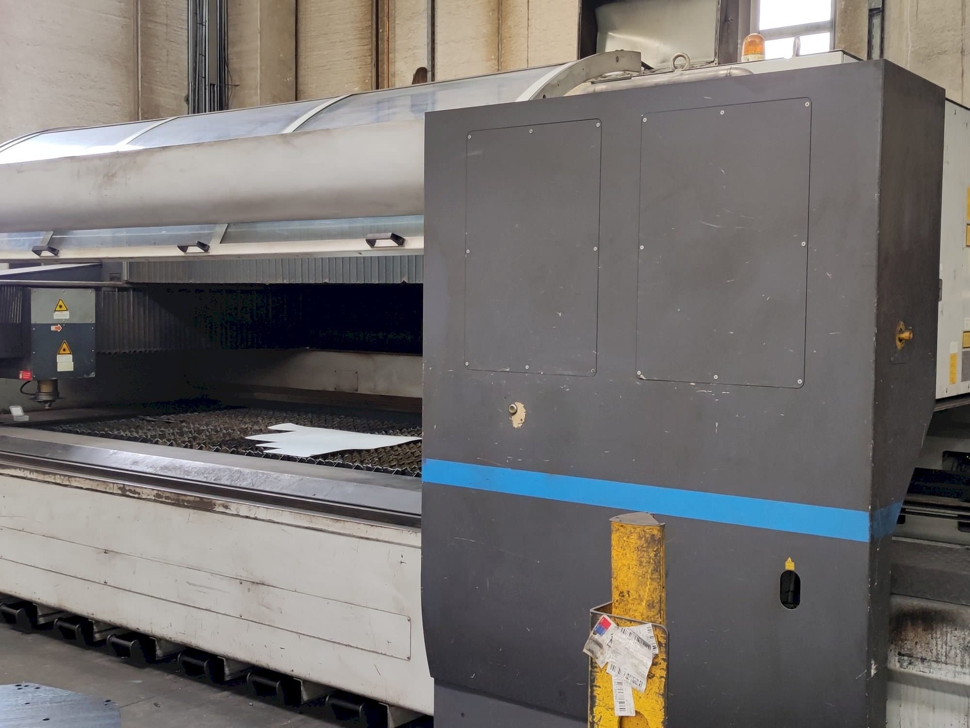 Vista frontale della macchina LVD AXEL 3015 S