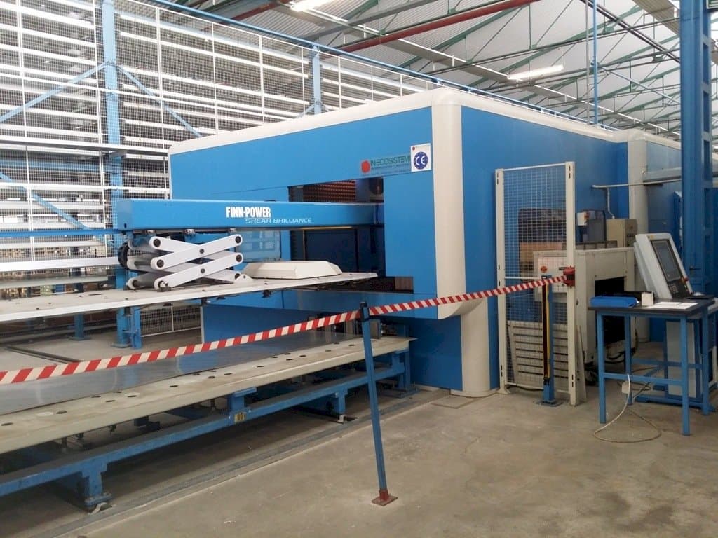 Vista frontale della macchina Finn-Power SB8