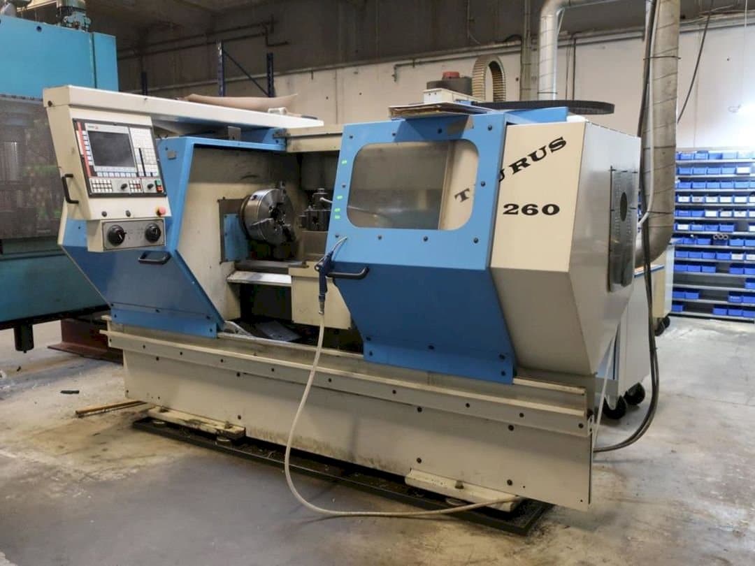 Vista frontale della macchina Pinacho Taurus 260