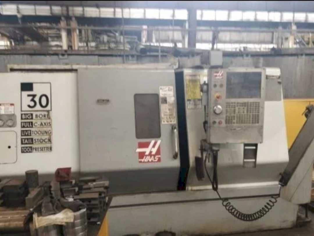 Vista frontale della macchina HAAS SL-30BTHE