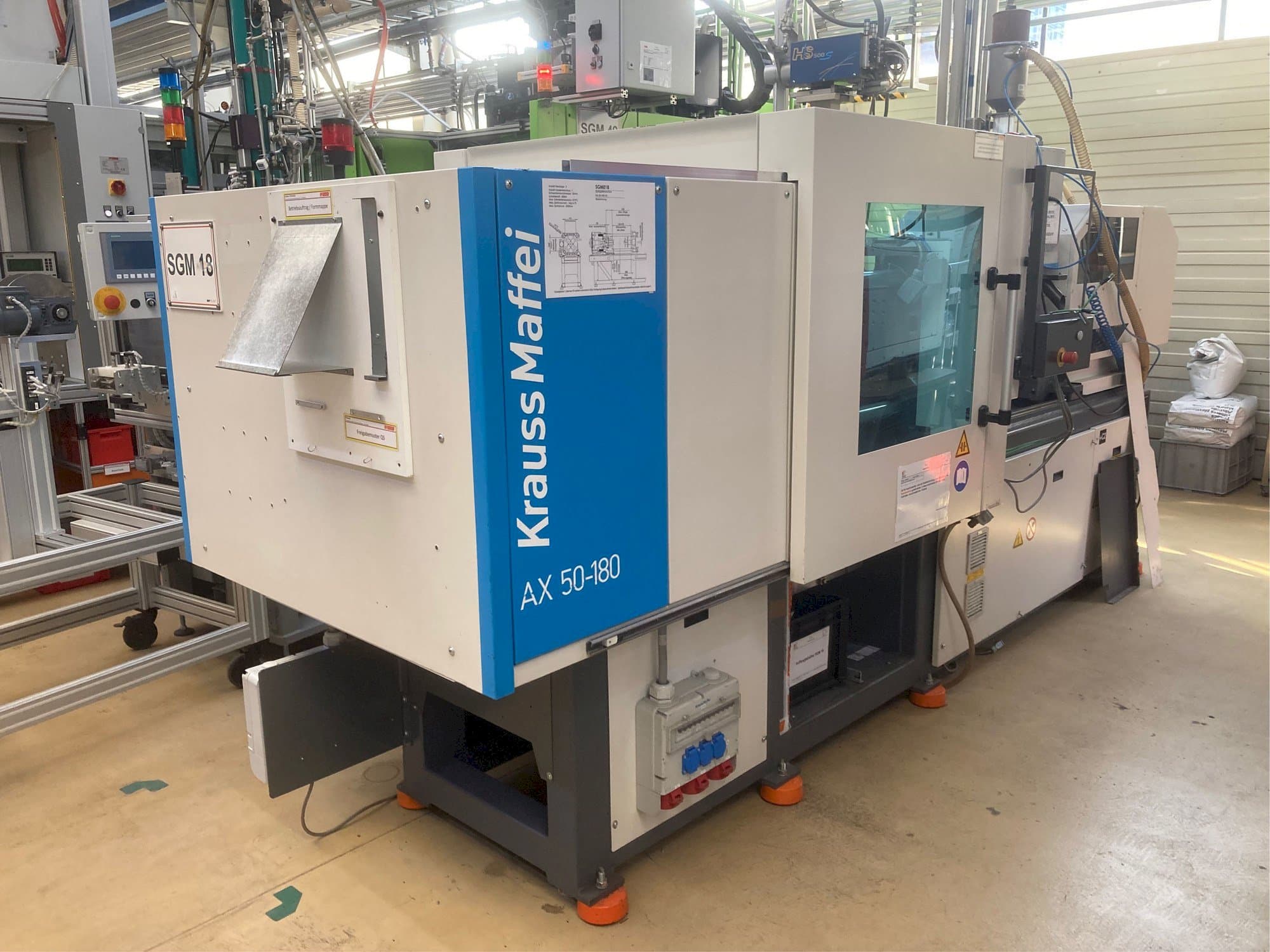 Vista laterale sinistra della macchina Krauss Maffei AX 50-180