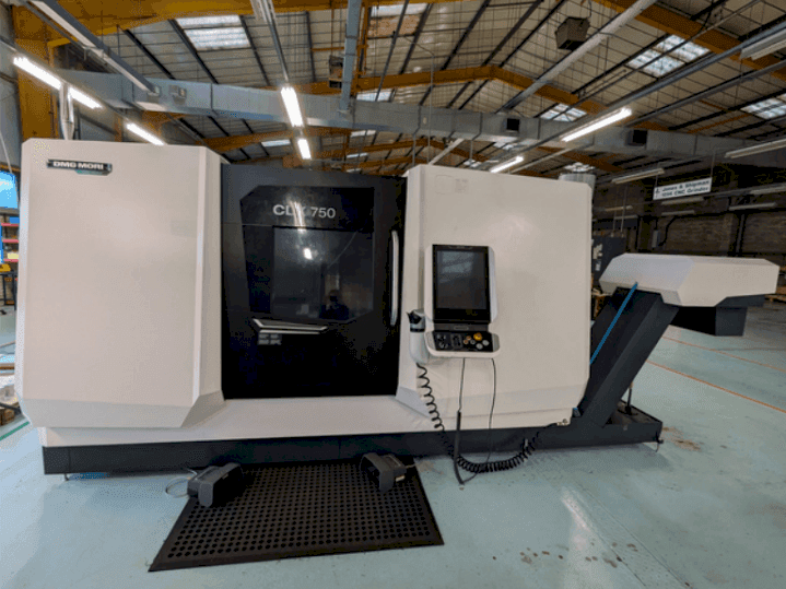 Vista frontale della macchina DMG MORI CLX750 V4