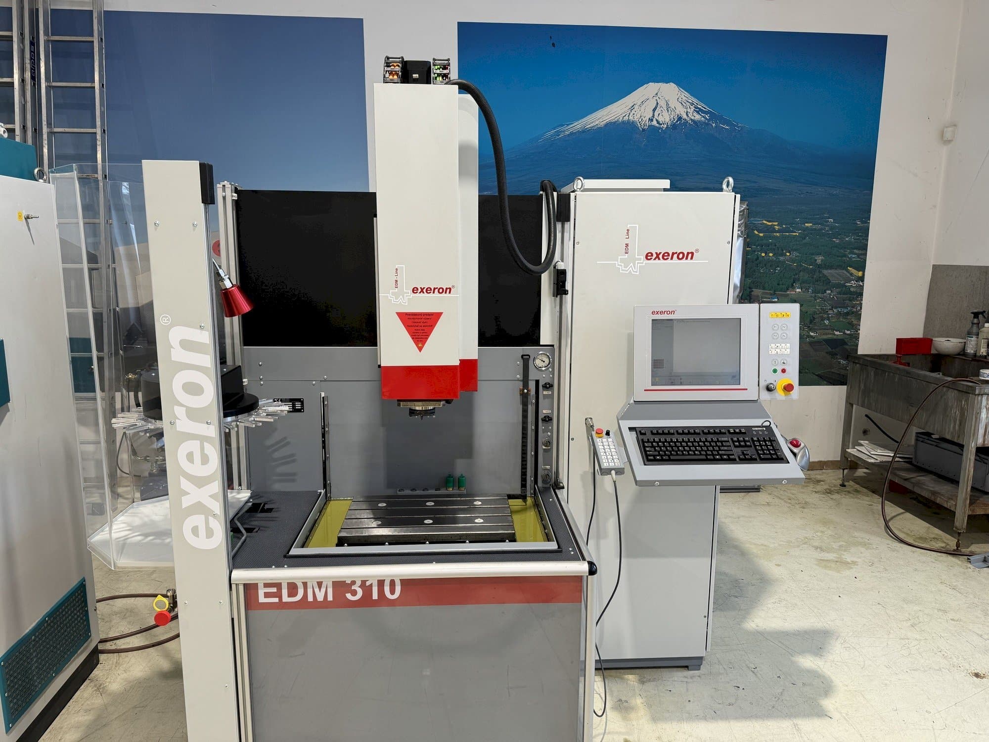 Vista frontale della macchina Exeron EDM 310 MF 20