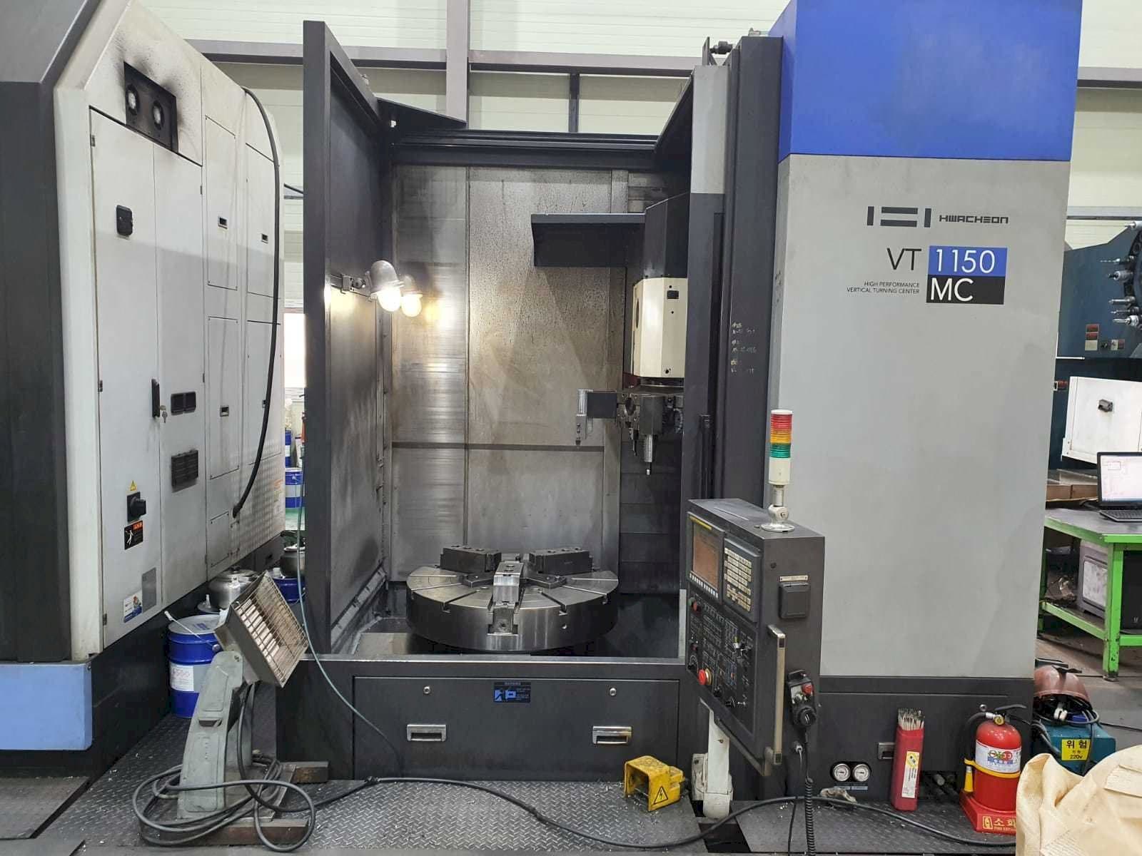Vista frontale della macchina HWACHEON VT 1150 MC