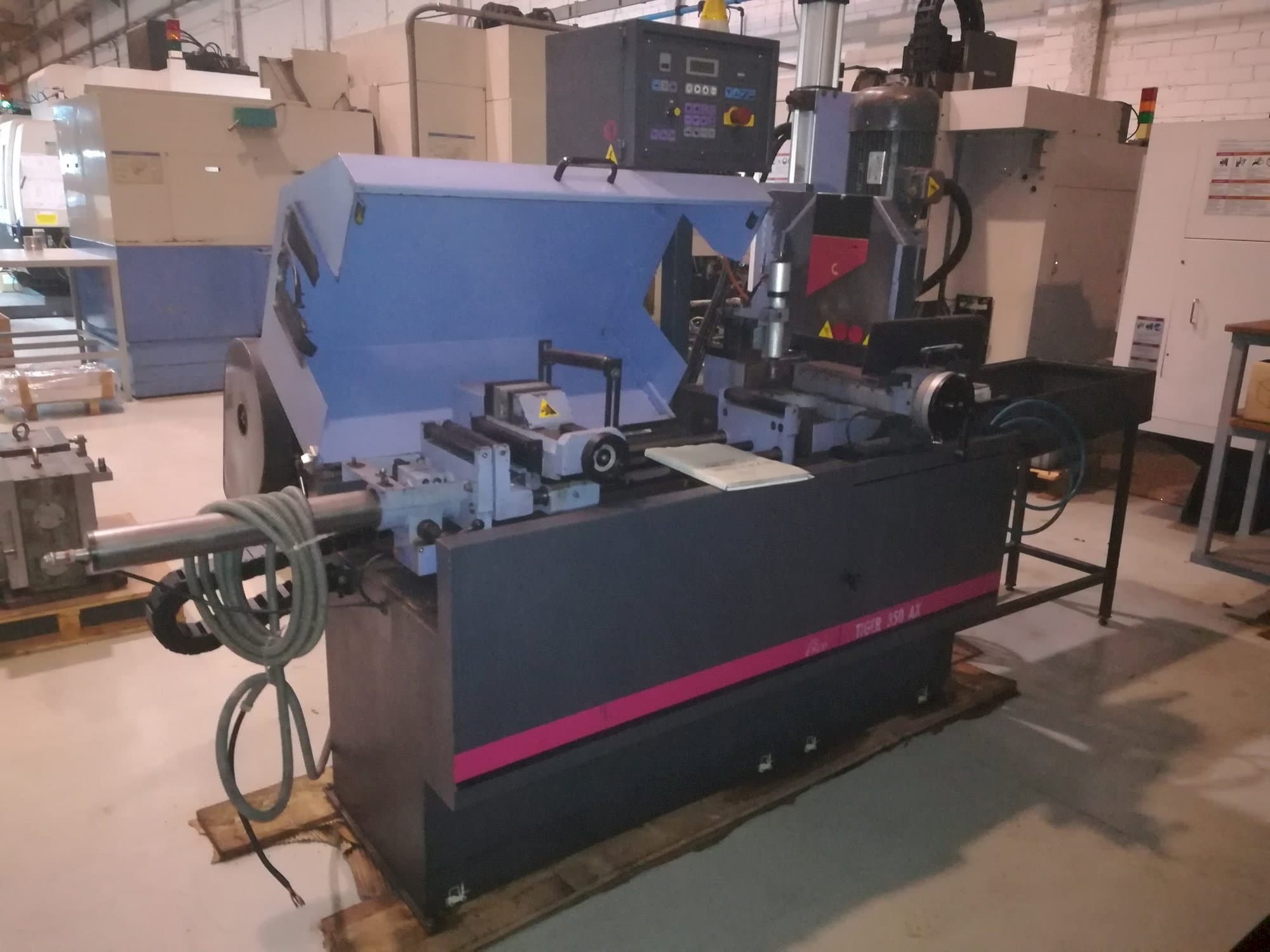 Vista frontale della macchina MEP TIGER 350 AX