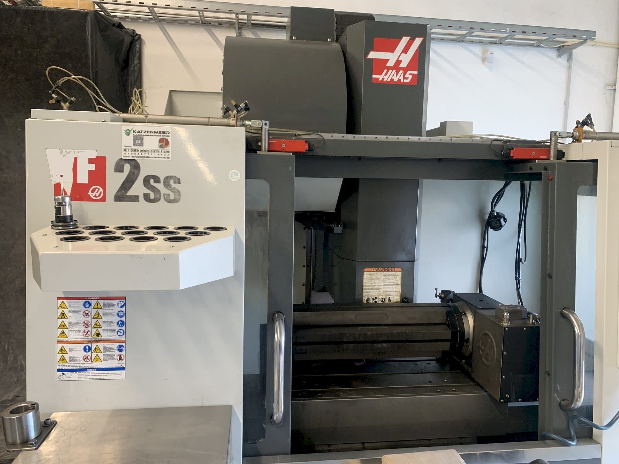 Vista frontale della macchina HAAS VF-2SS