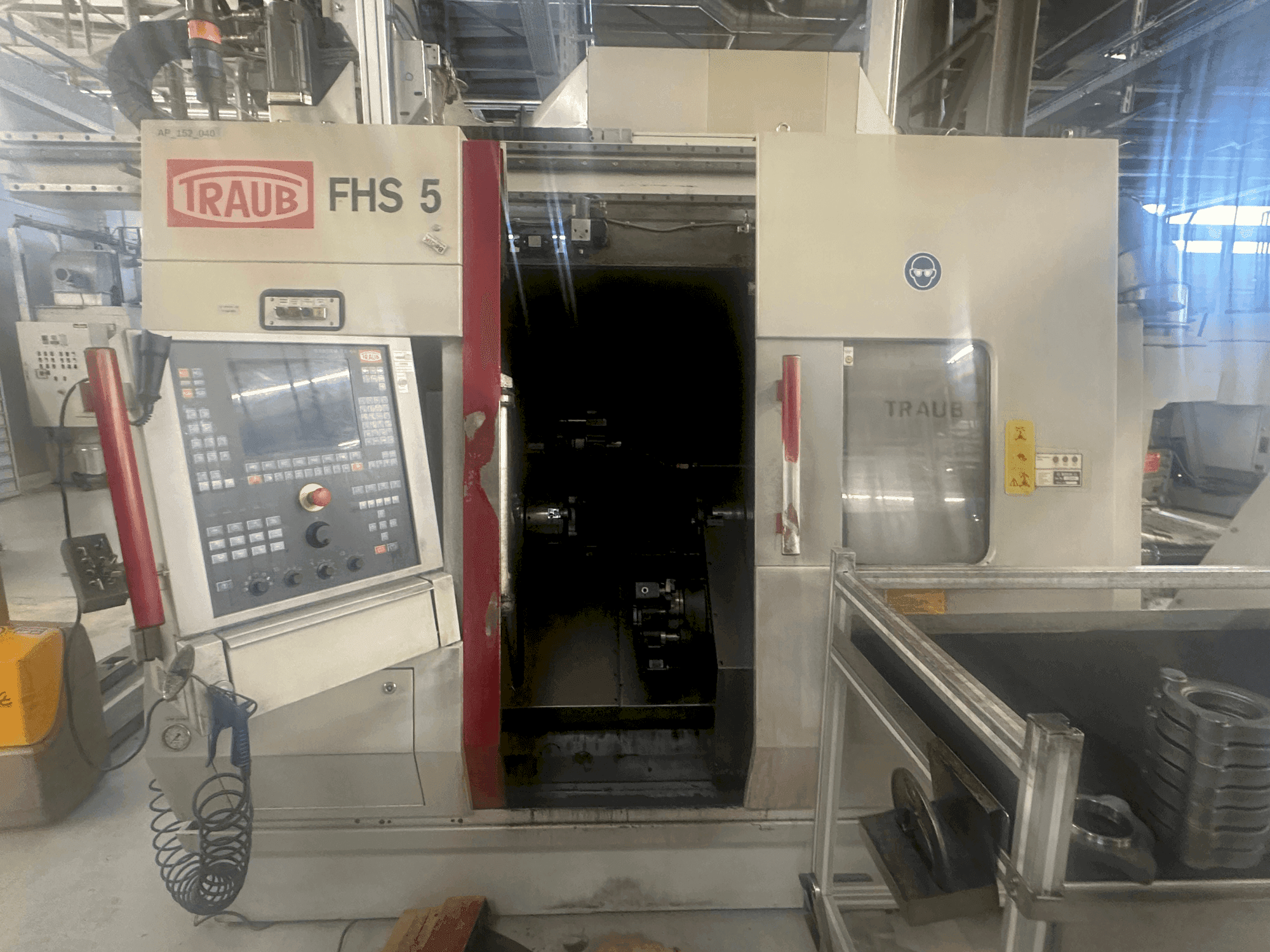 Vista frontale della macchina TRAUB TNC 42/65