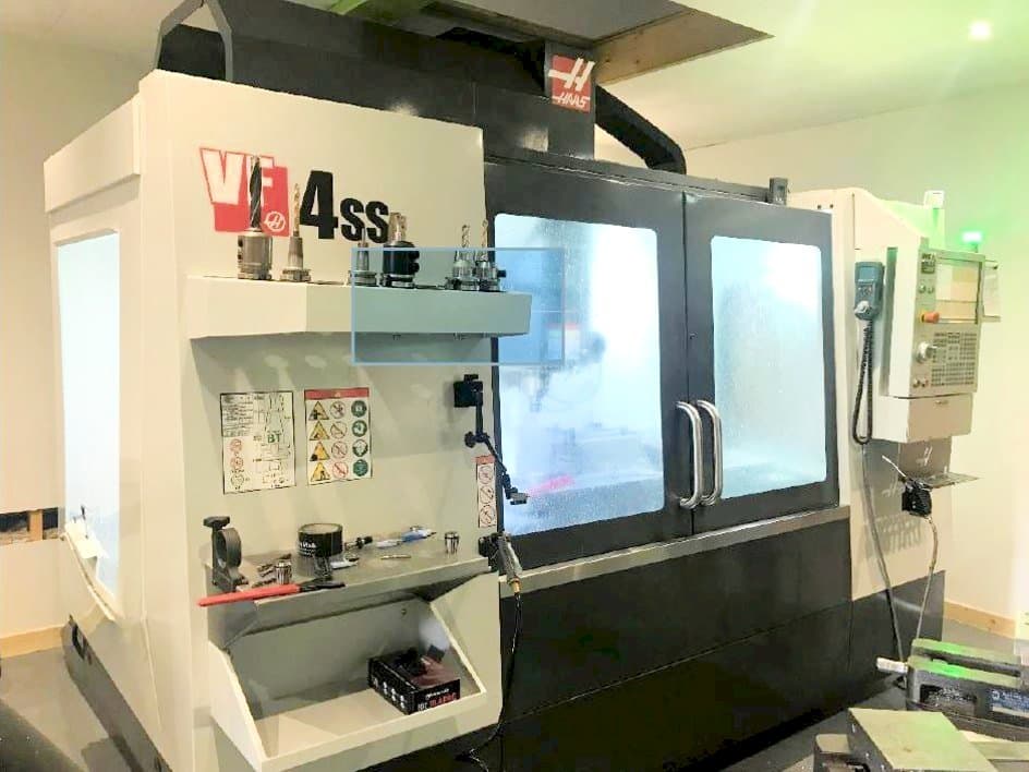 Vista frontale della macchina HAAS VF-4SS