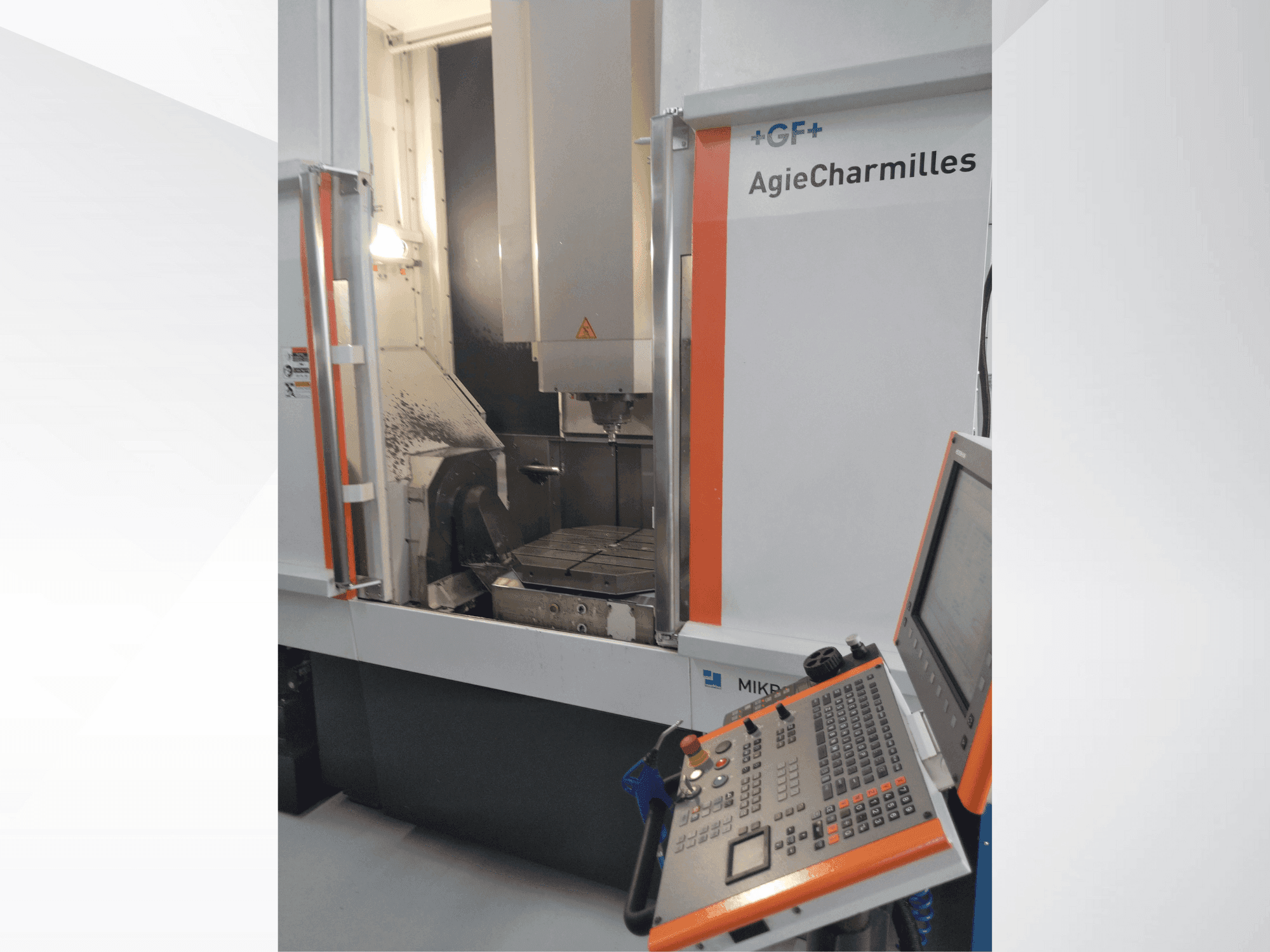 Vista frontale della macchina MIKRON UCP 800 Duro