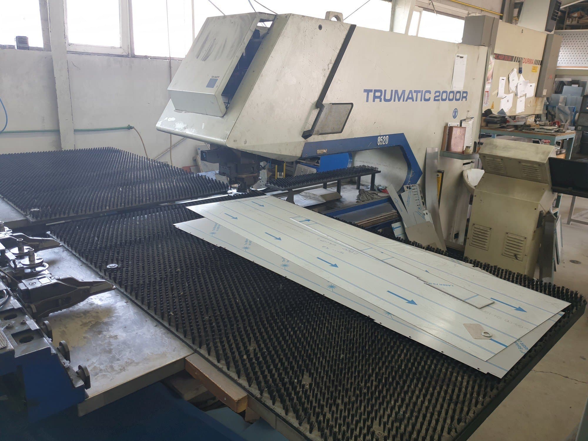 Vista frontale della macchina Trumpf Trumatic 2000R