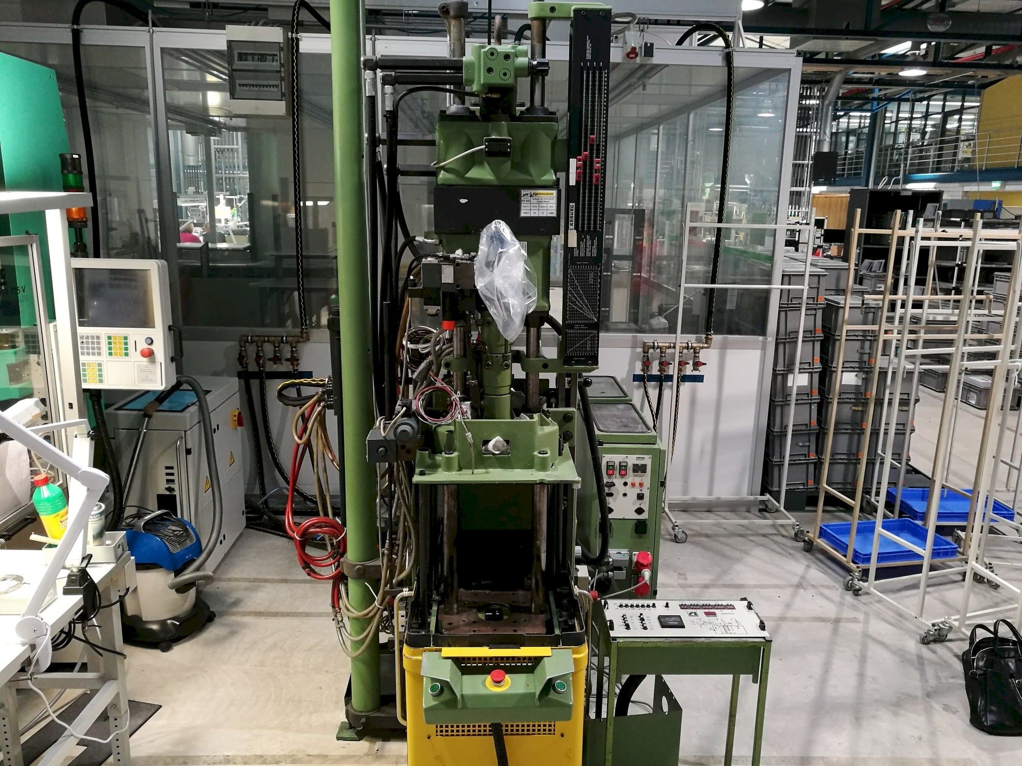 Vista frontale della macchina Arburg 221-75-350