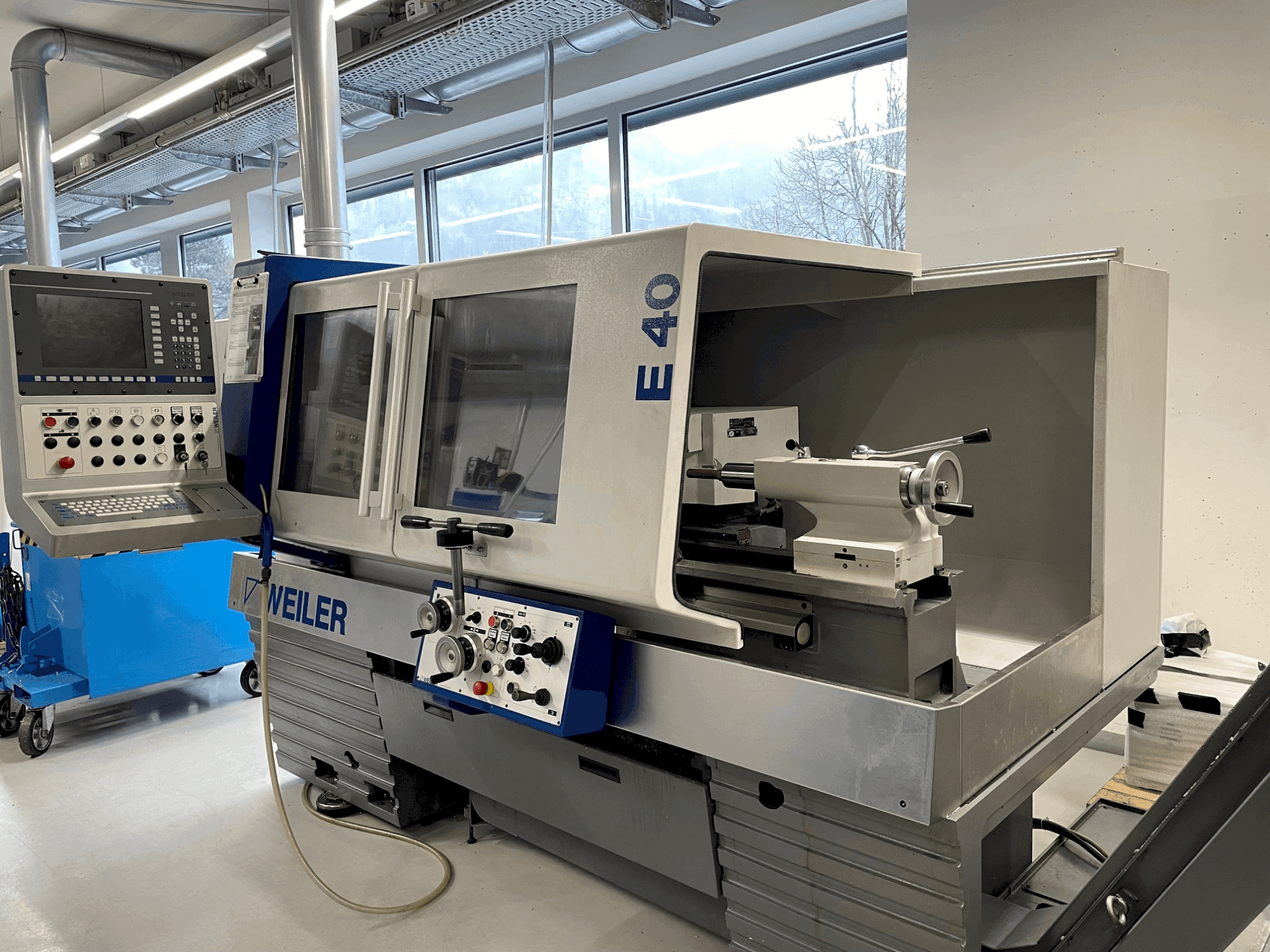 Vista frontale della macchina Weiler E 40 x 1000