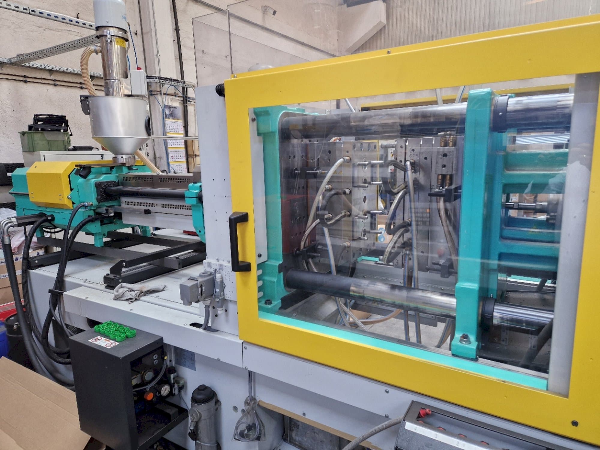 Vista frontale della macchina Arburg ALLROUNDER 570 C 2000-800 GOLDEN EDITION