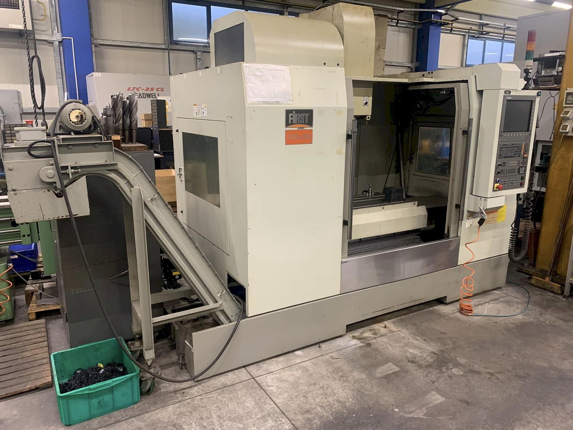 Vista frontale della macchina FIRST MCV 1000