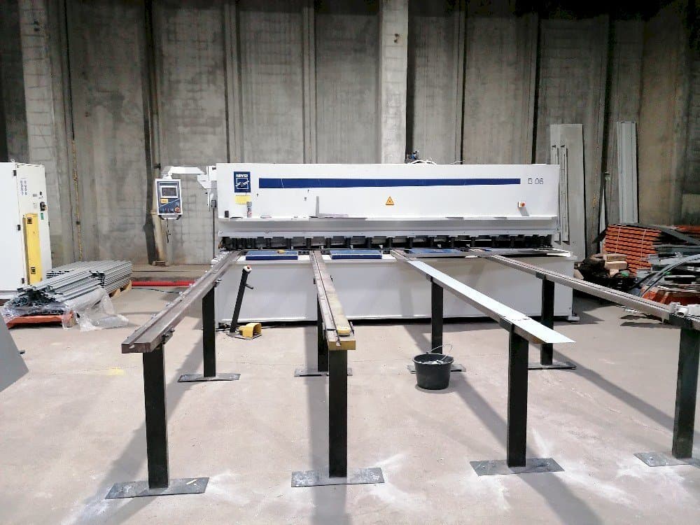 Vista frontale della macchina MVD B06-4000