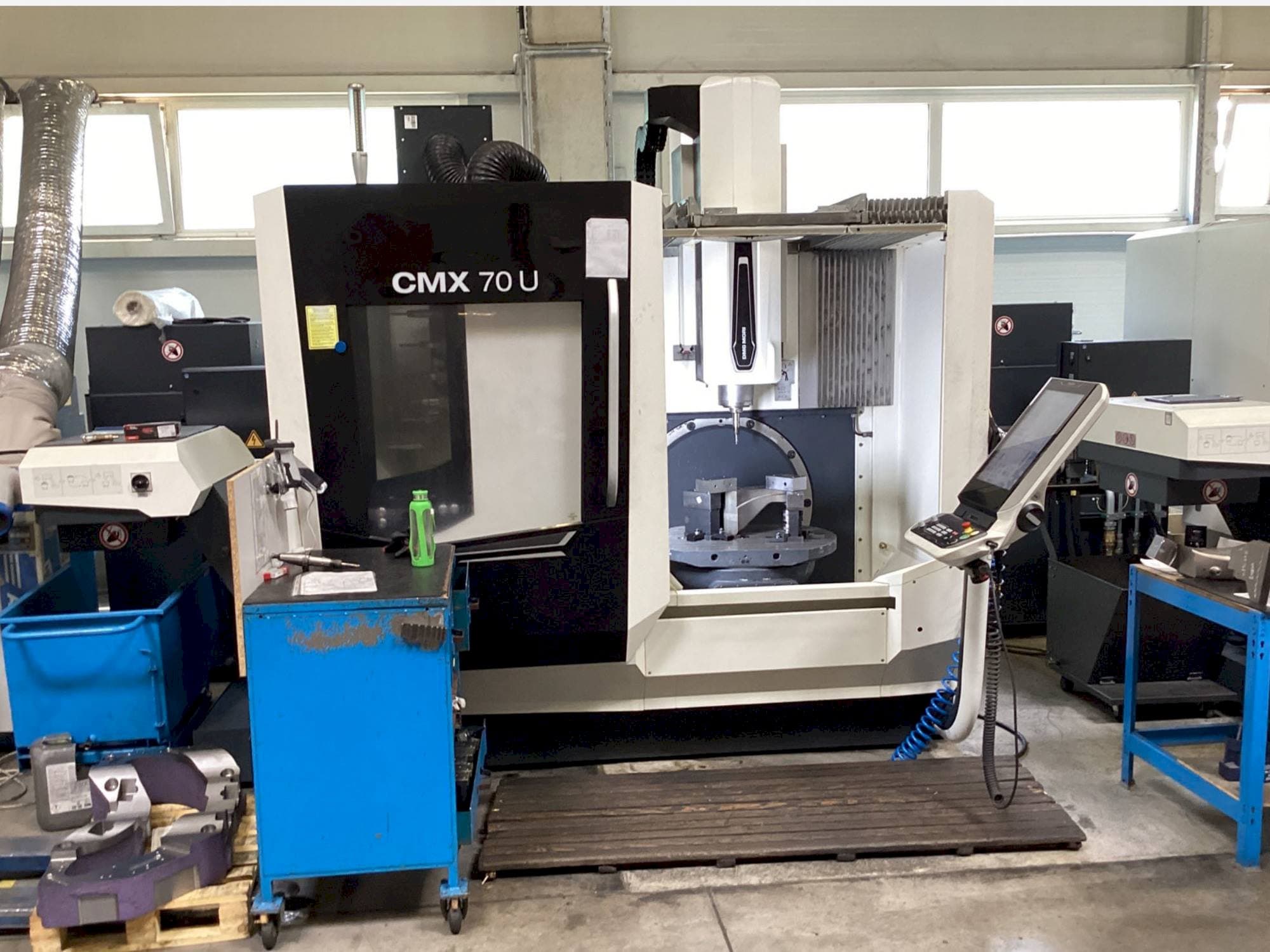 Vista frontale della macchina DMG MORI CMX 70U