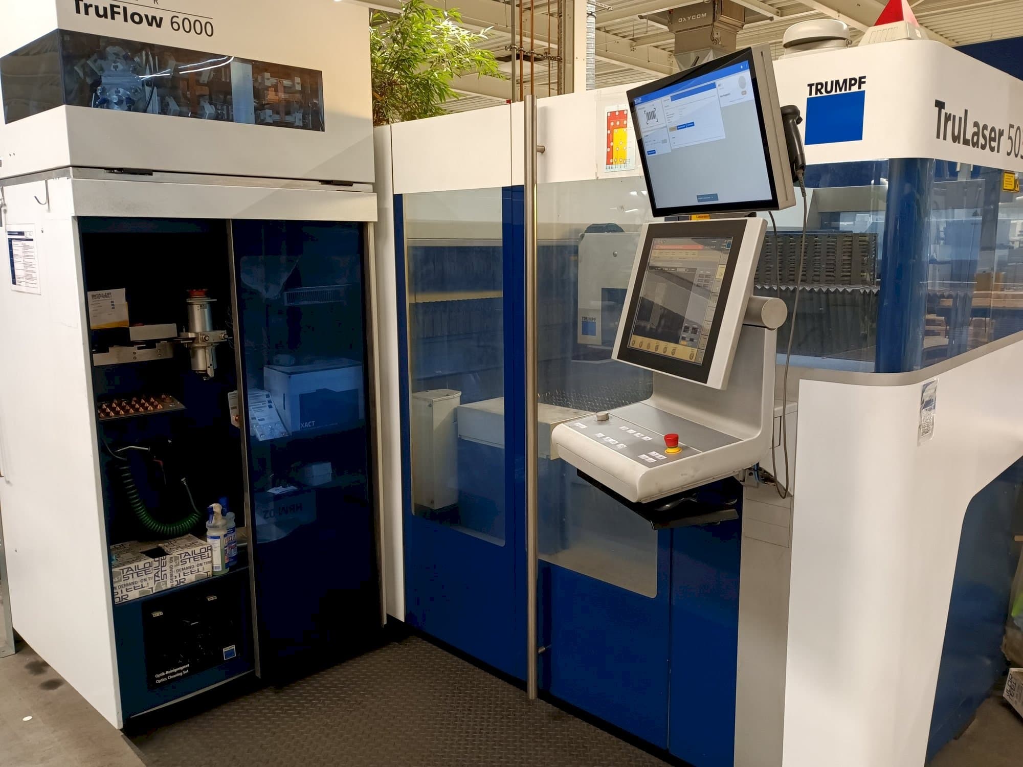 Vista frontale della macchina TRUMPF TruLaser 5030 6,0kW Co2 + LiftMaster
