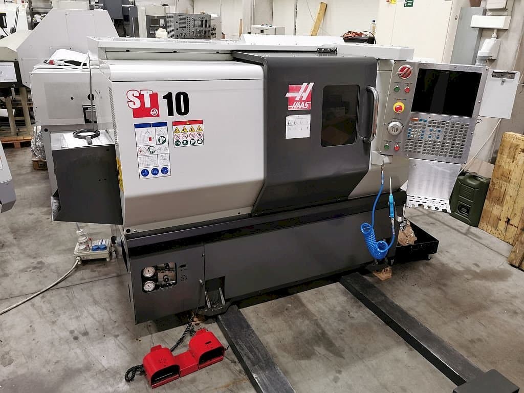 Vista frontale della macchina HAAS ST 10
