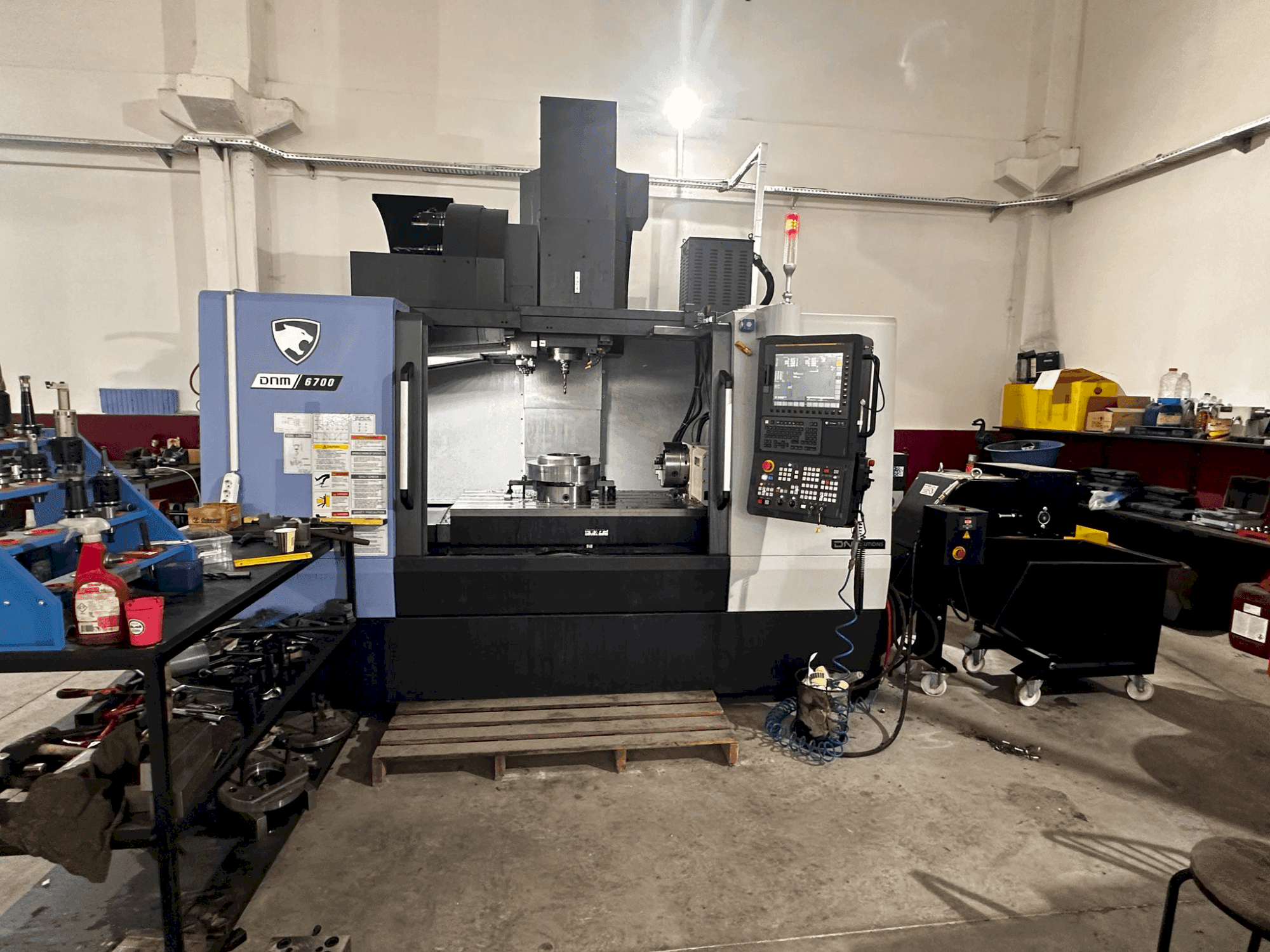 Vista frontale della macchina DN SOLUTIONS Puma DNM 6700