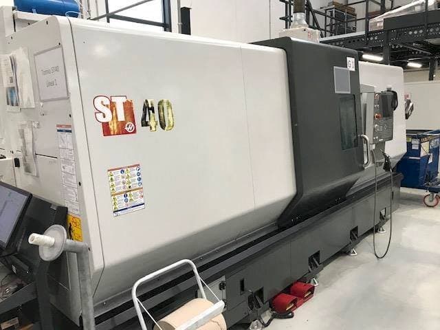 Vista frontale della macchina HAAS ST40