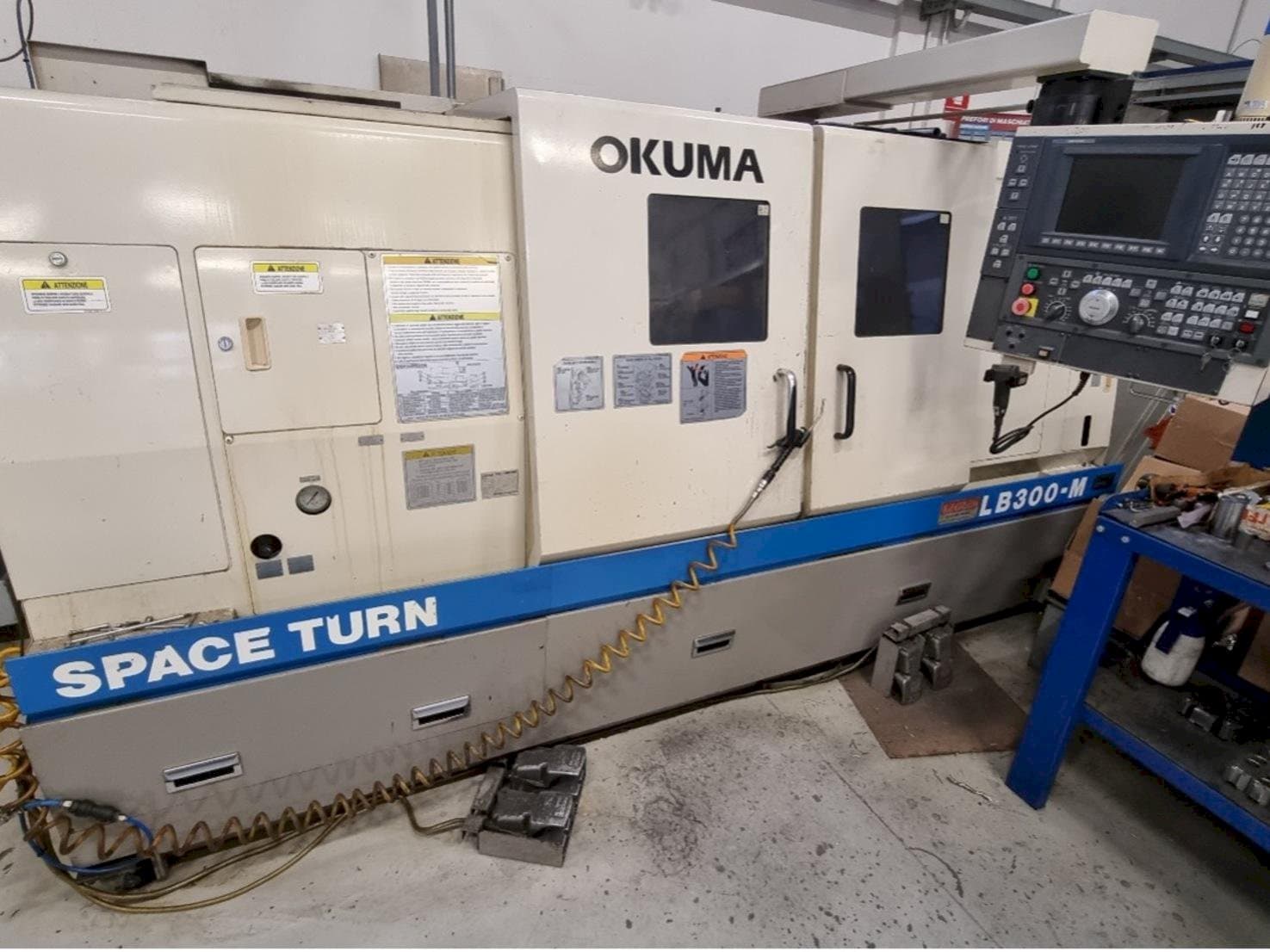 Vista frontale della macchina Okuma LB 300M