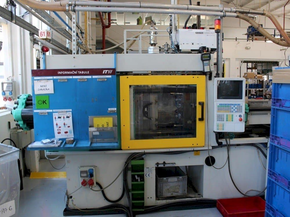 Vista frontale della macchina Arburg 470 C 1500-800