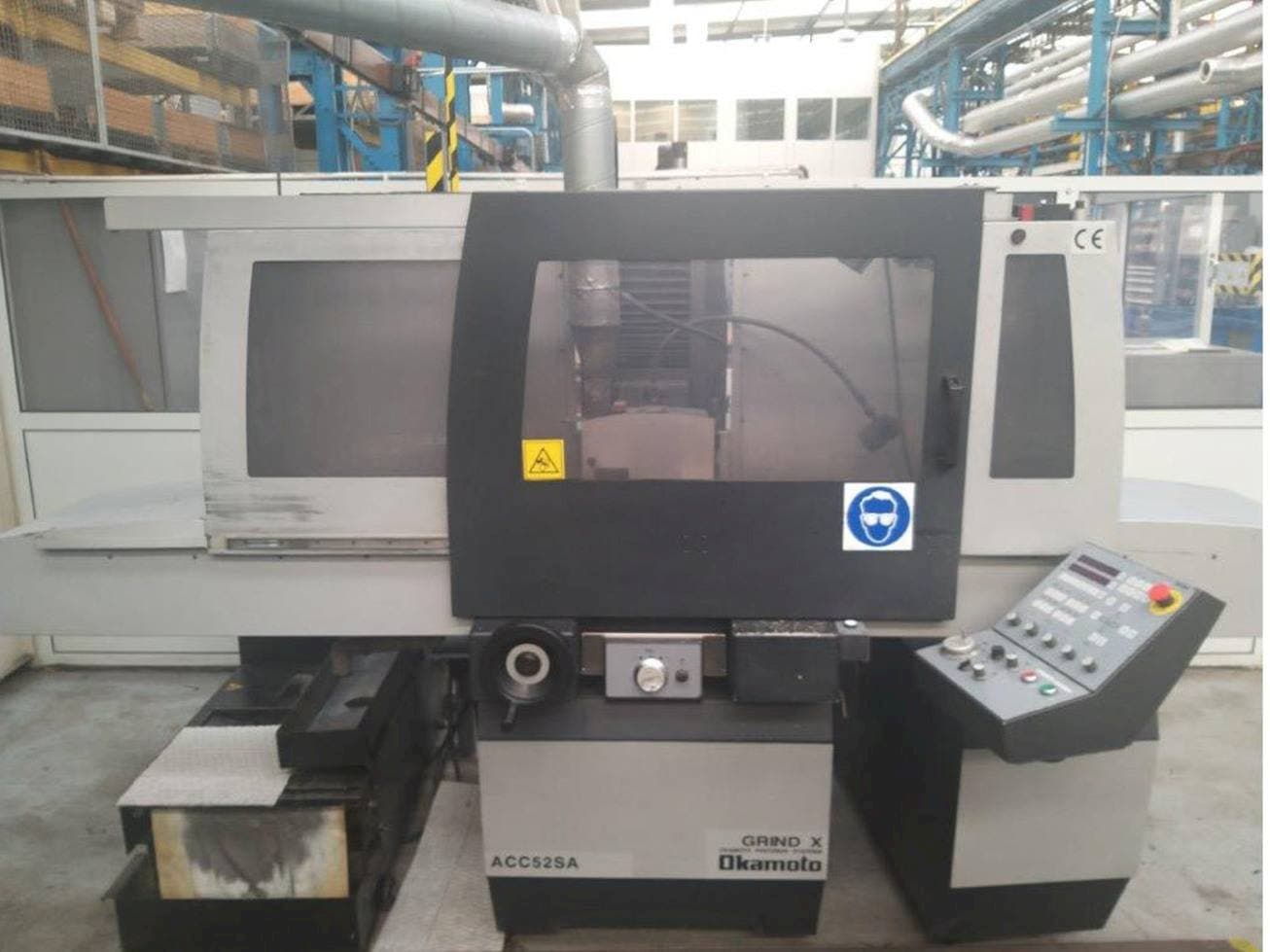 Vista frontale della macchina OKAMOTO ACC 52SA