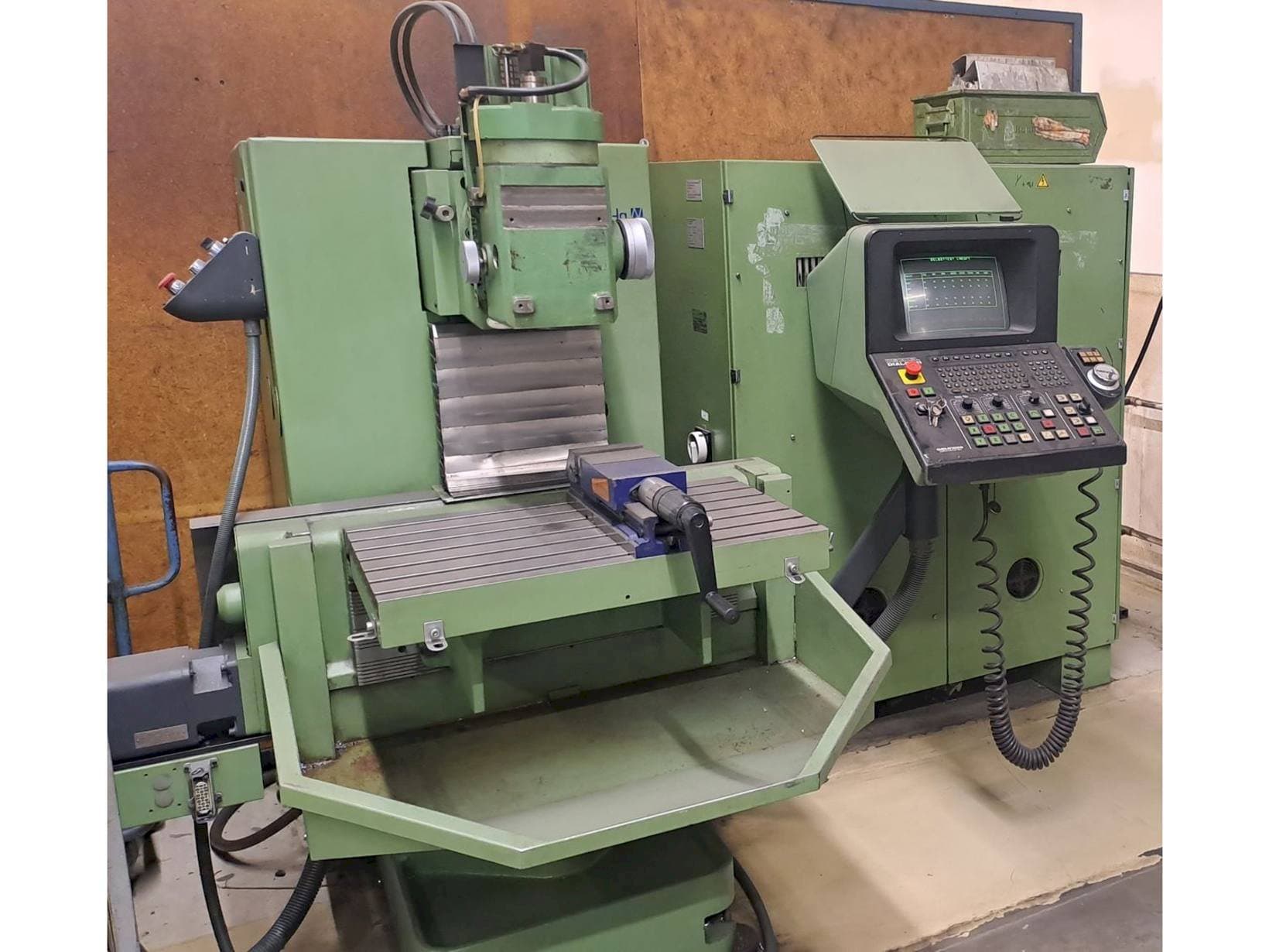 Vista frontale della macchina DECKEL FP3NC