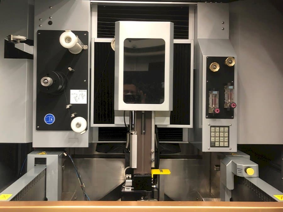 Vista frontale della macchina EROWA Robot Compact 80