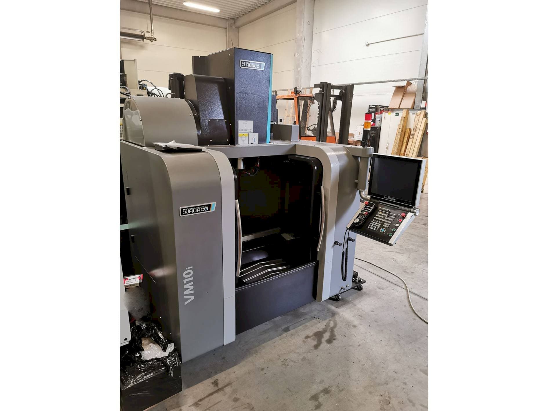 Vista frontale della macchina Hurco VM 10i