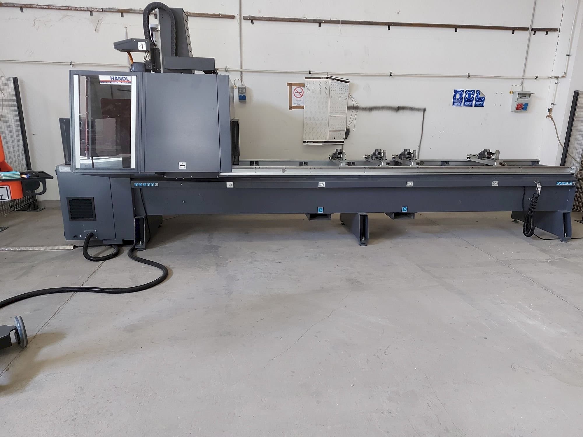 Vista frontale della macchina Tekna TKE943-4