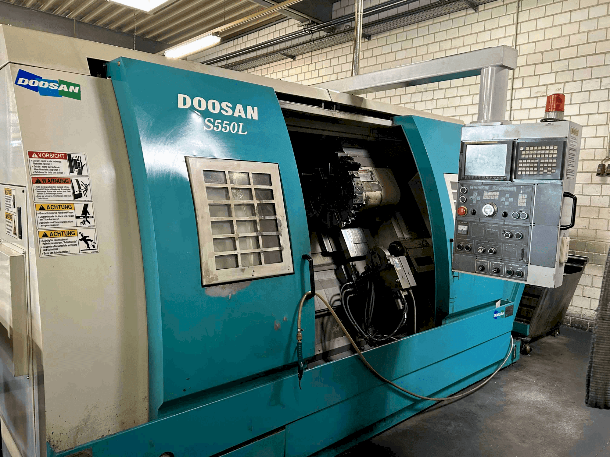 Vista frontale della macchina DOOSAN S550L