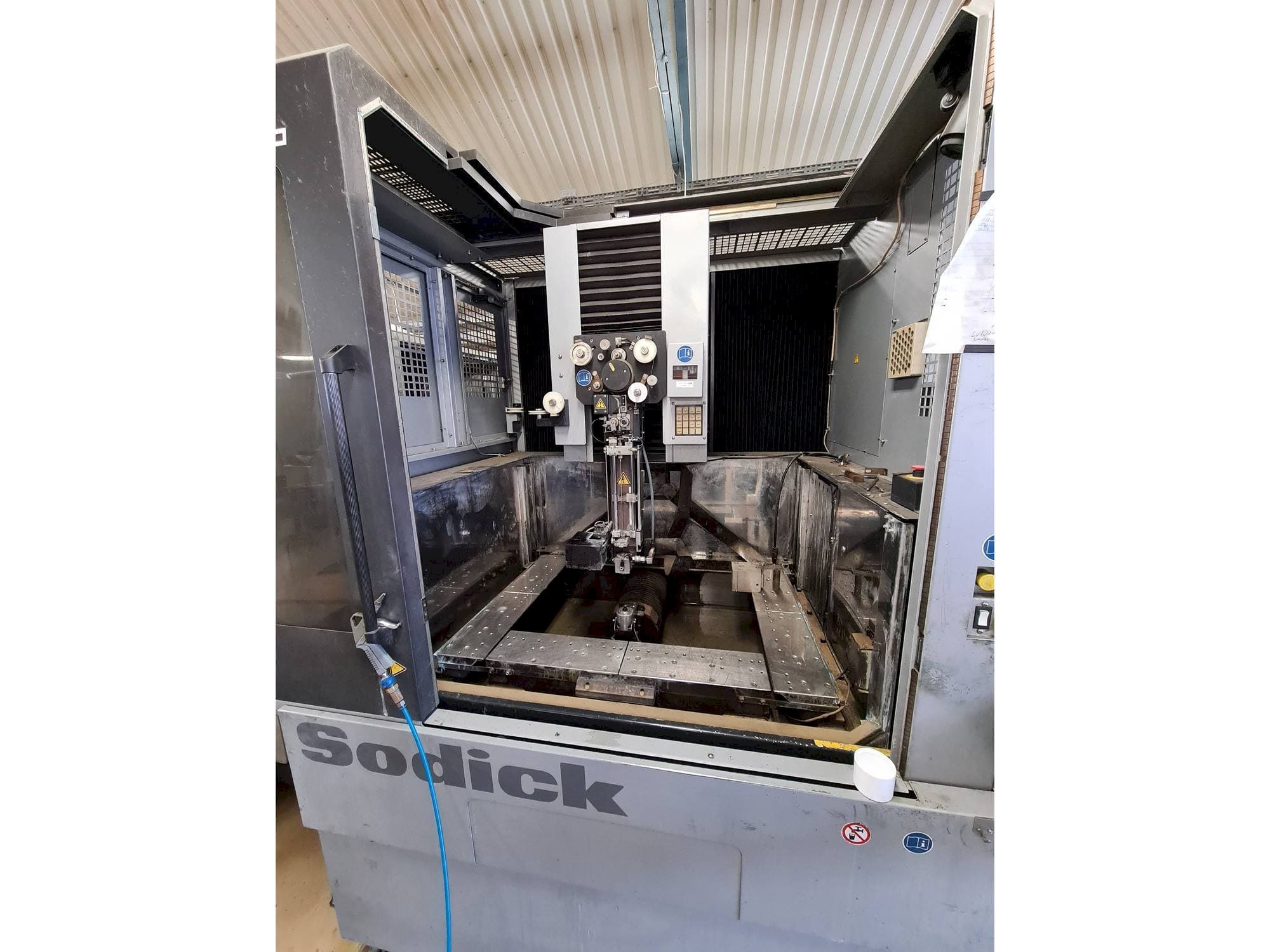 Vista frontale della macchina Sodick AQ750L