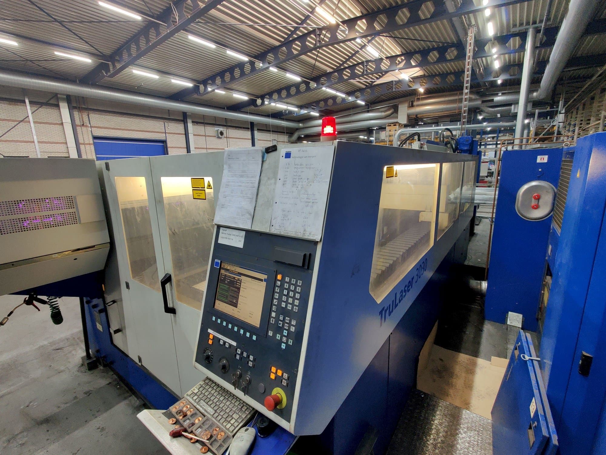 Vista frontale della macchina Trumpf TruLaser 3030