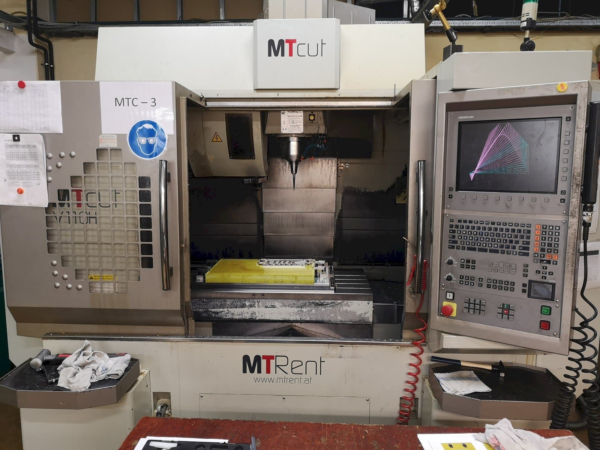 Vista frontale della macchina MT Cut V110H