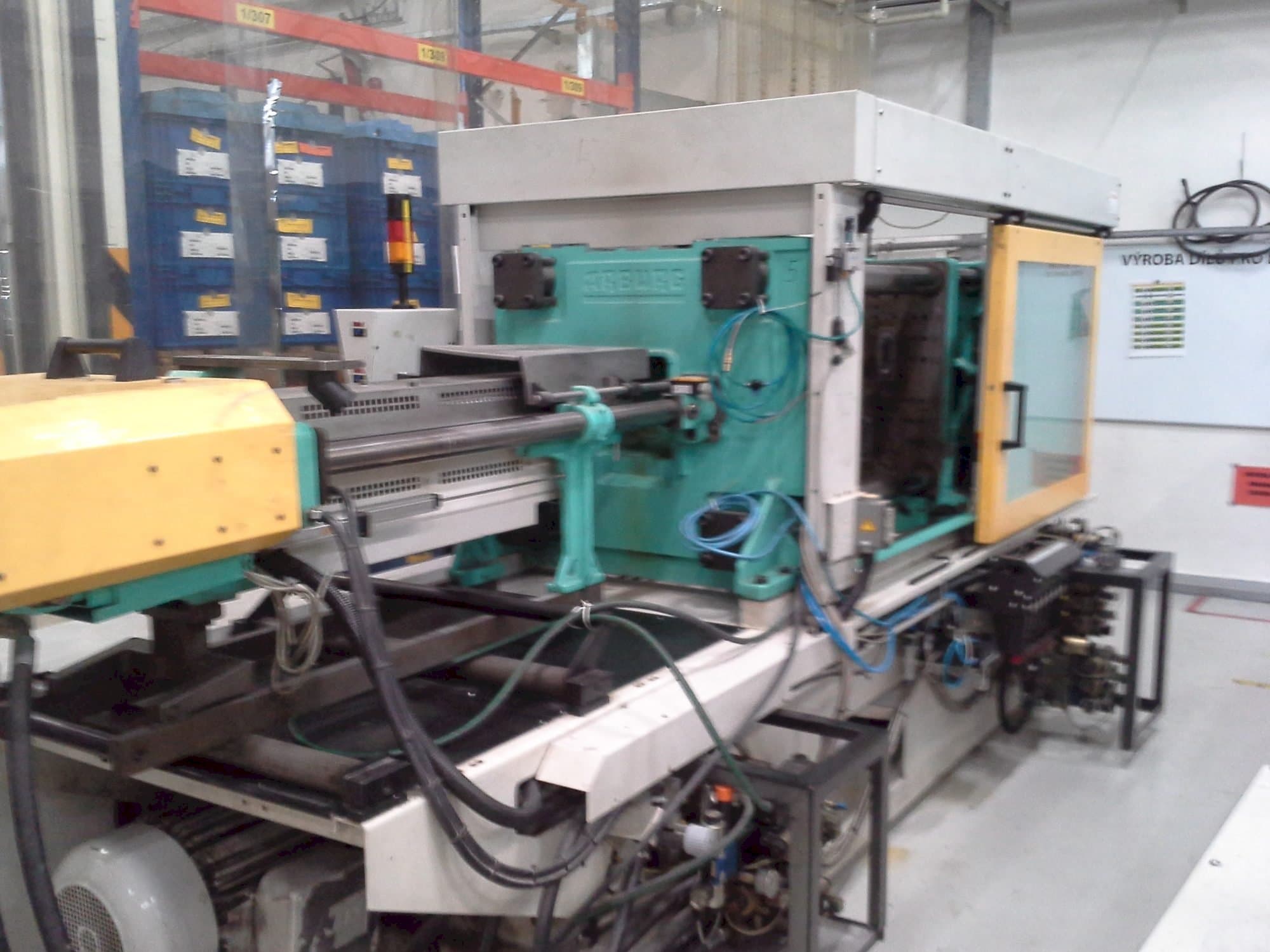 Vista frontale della macchina Arburg 570C 2000-675