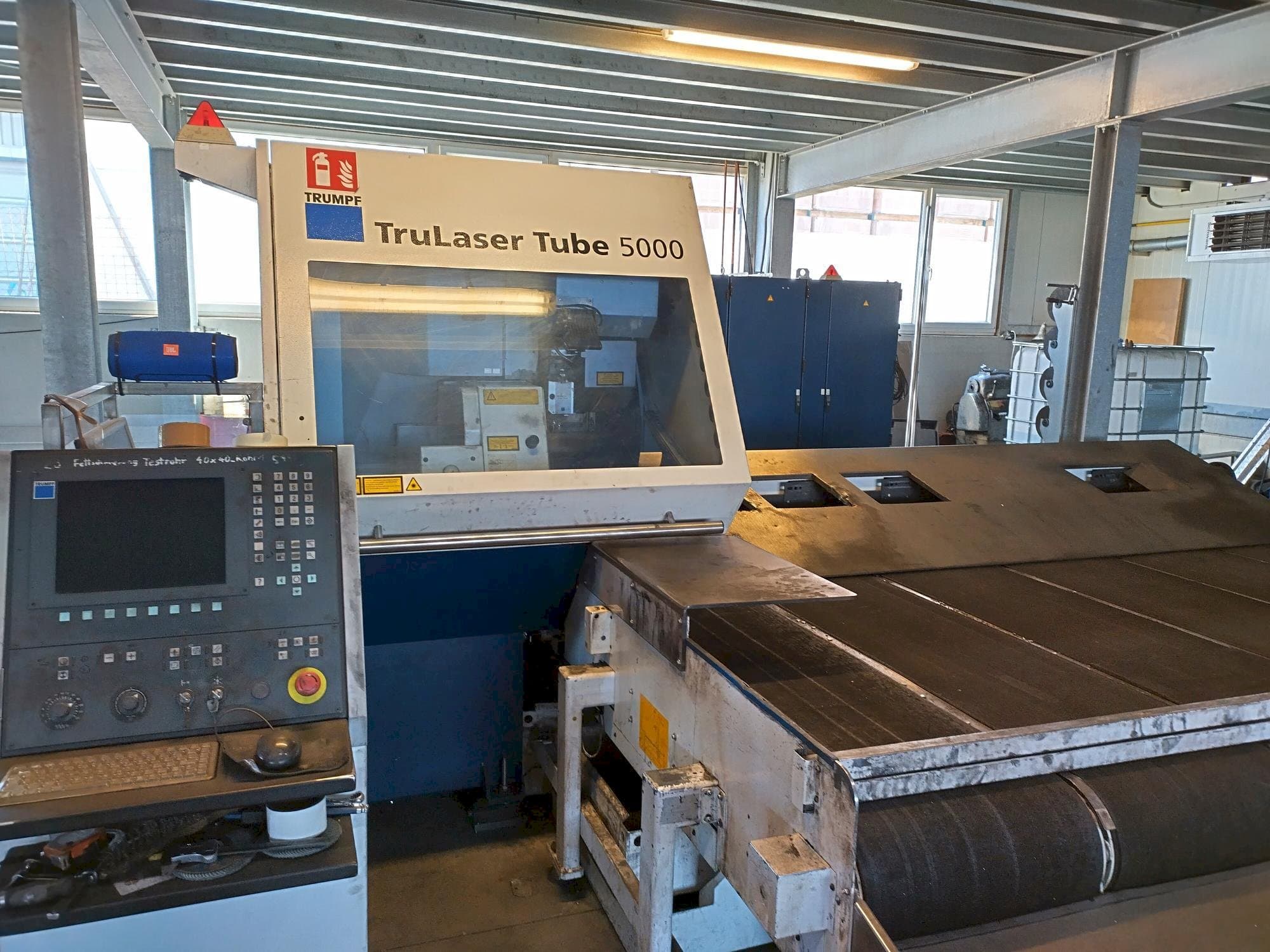Vista frontale della macchina Trumpf TruLaser Tube 5000