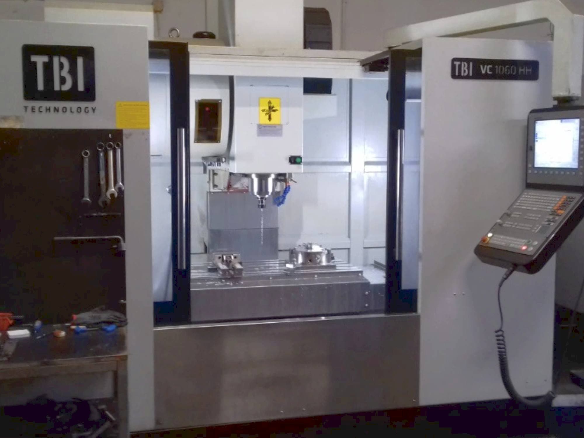 Vista frontale della macchina TBI VC 1060 HH