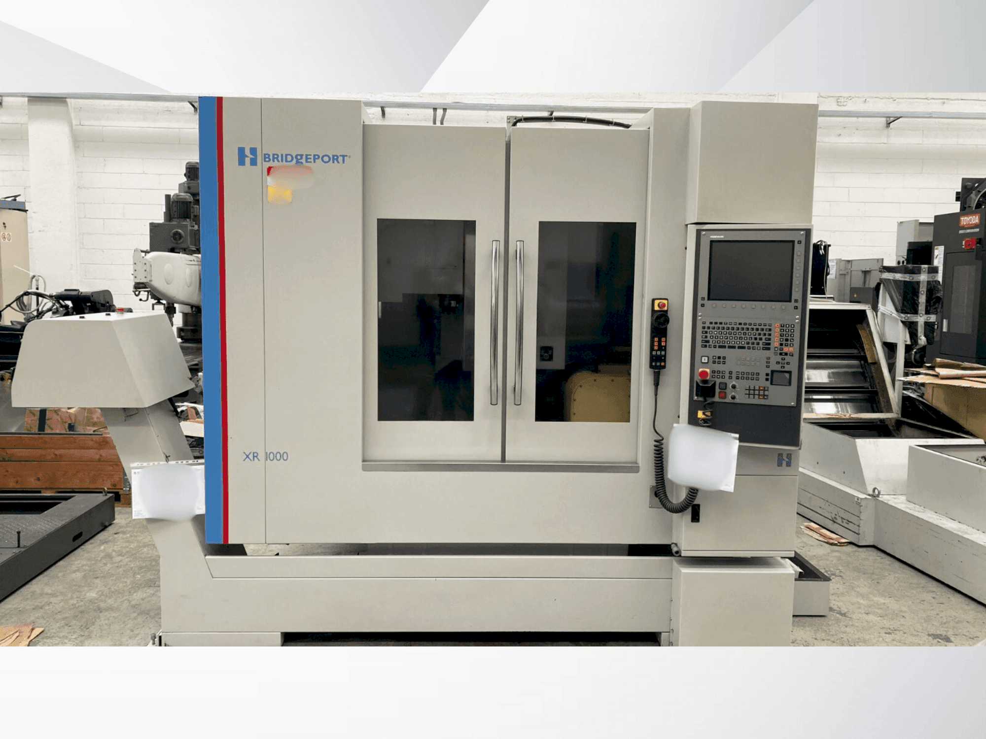 Vista frontale della macchina Bridgeport XR 1000