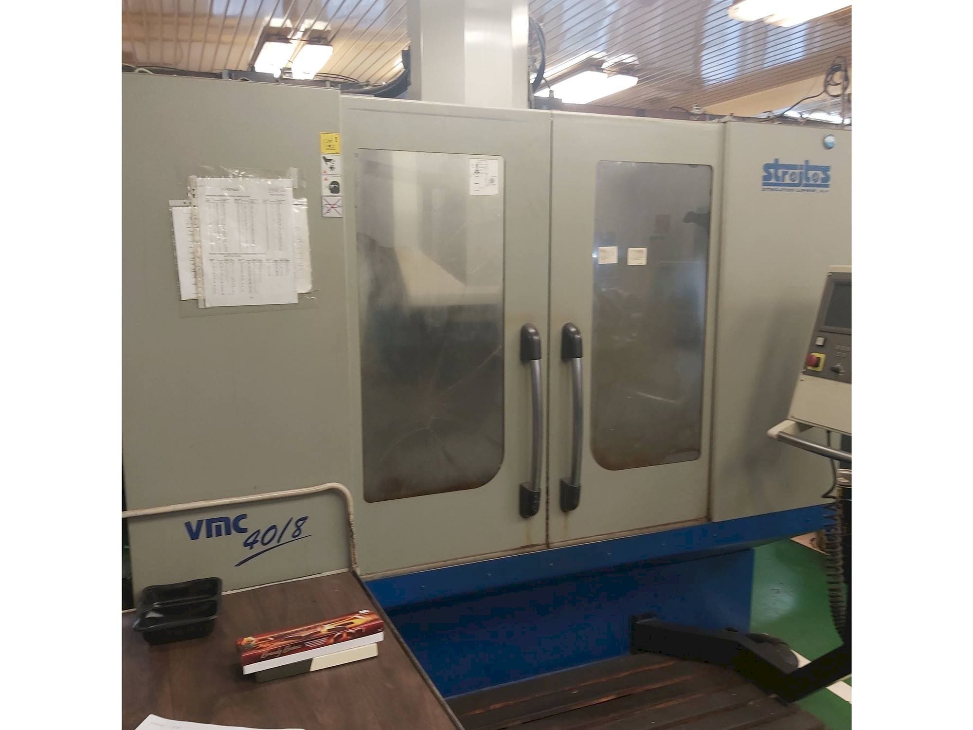 Vista frontale della macchina Strojtos  VMC 40/8