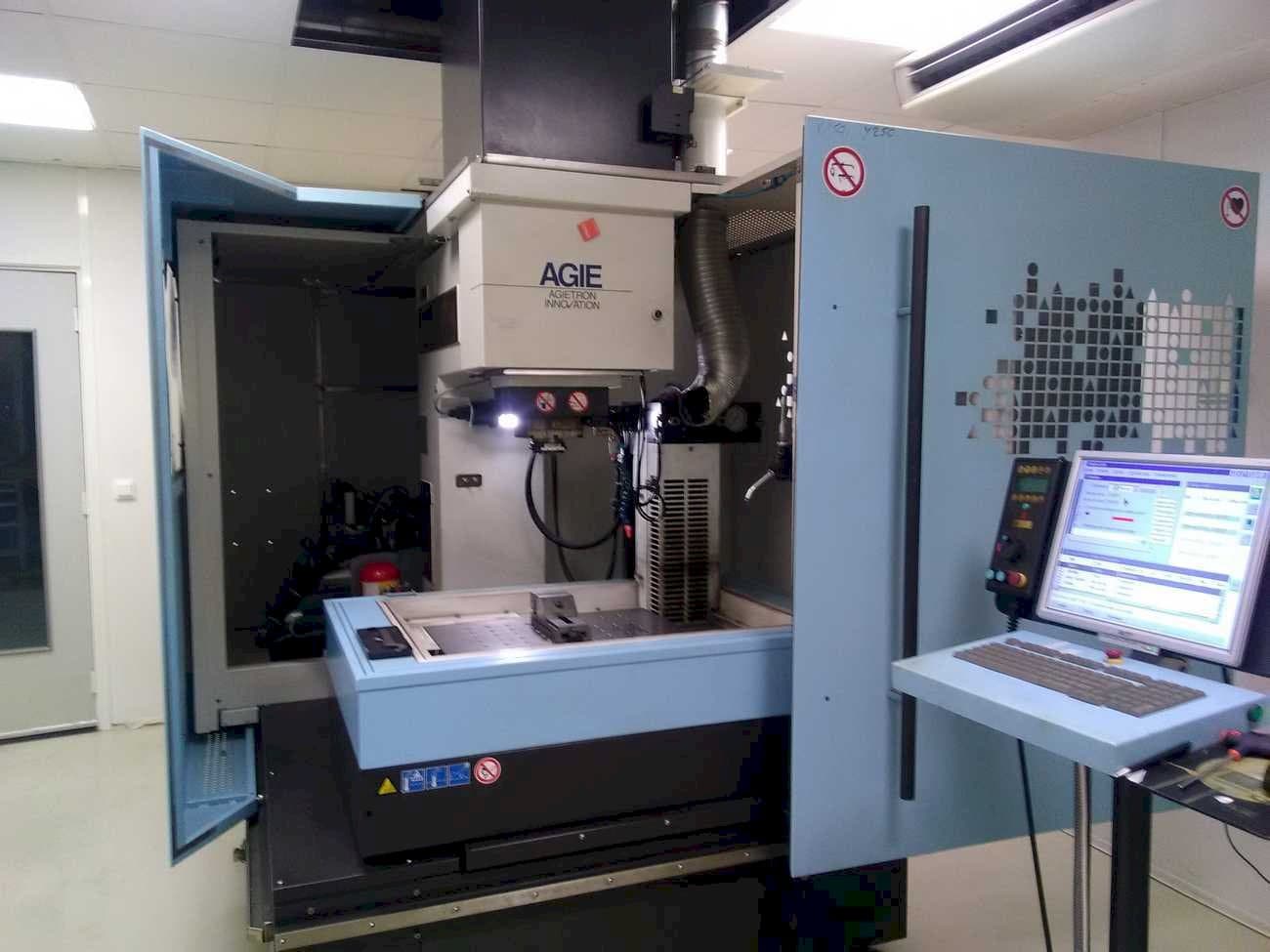 Vista frontale della macchina AGIE AGIETRON INNOVATION 2