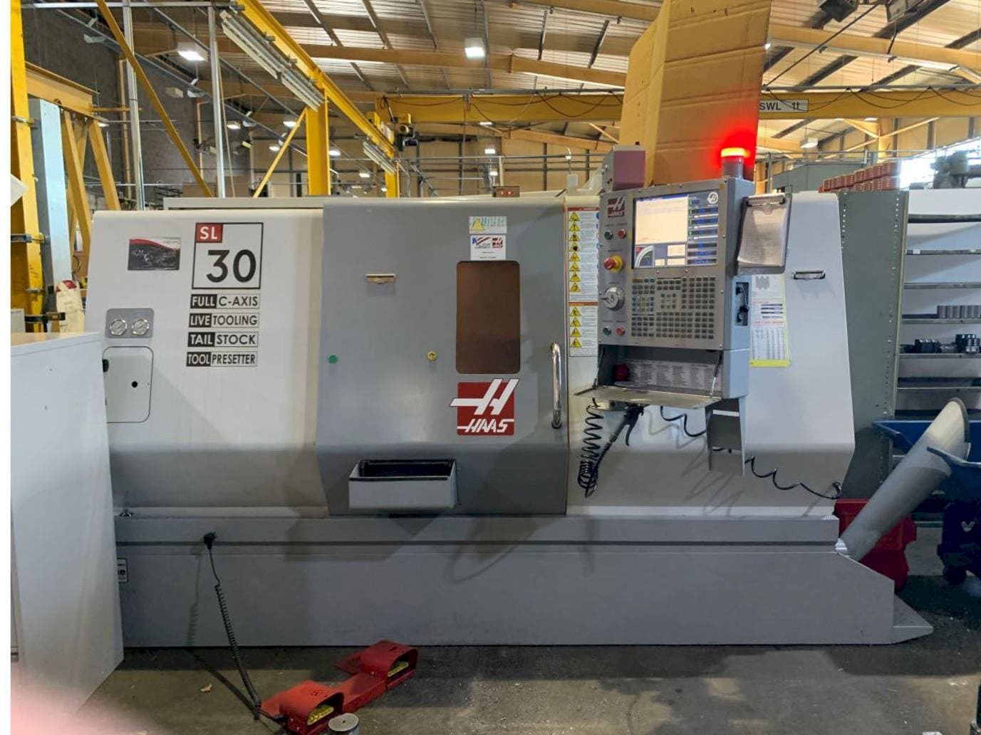 Vista frontale della macchina HAAS SL30 TCE