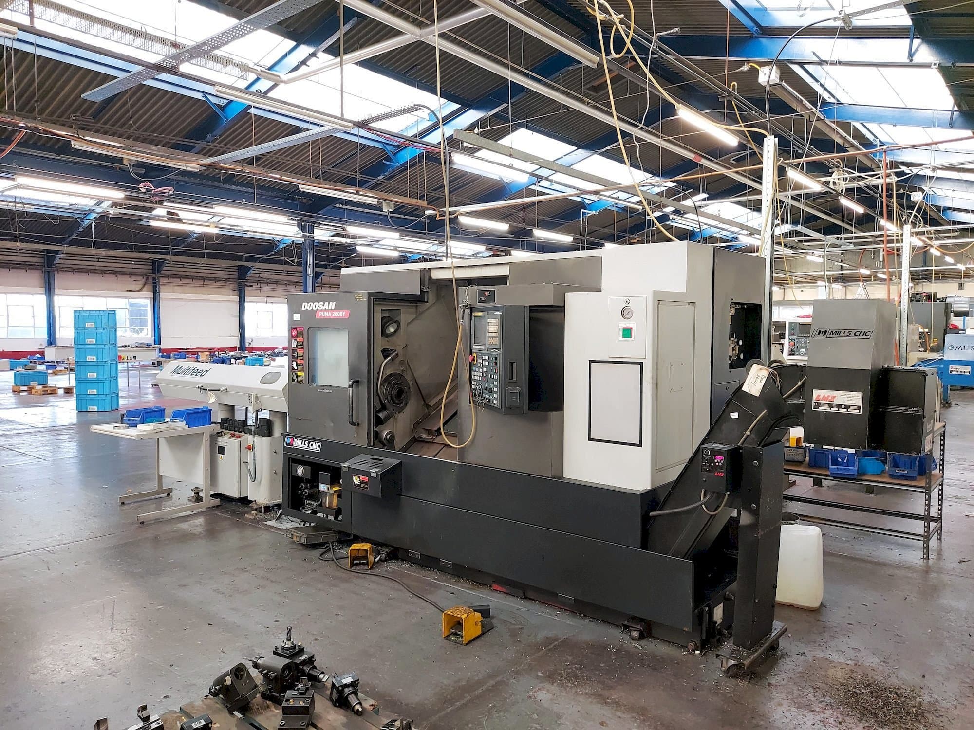 Vista frontale della macchina Doosan Puma 2600Y