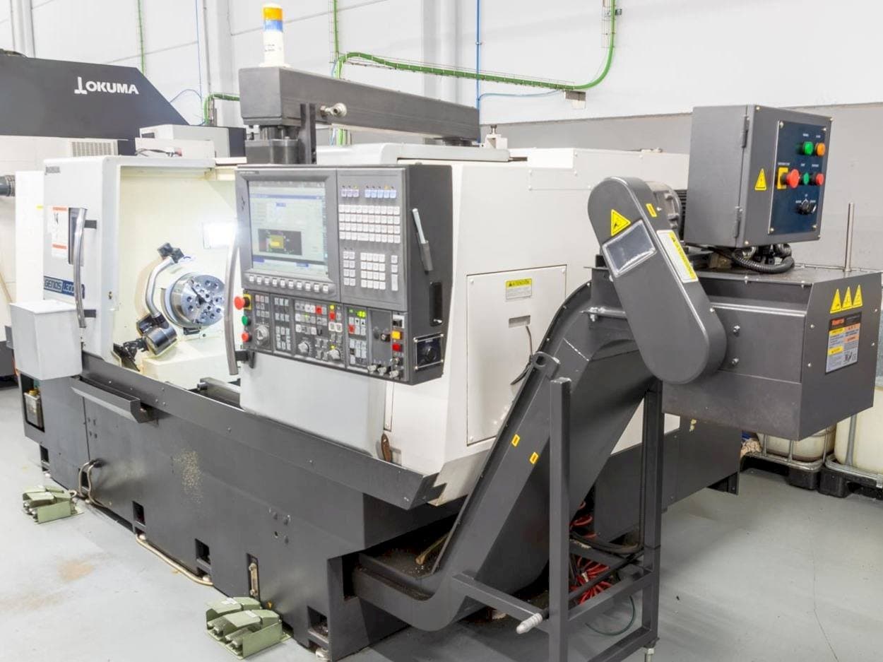 Vista frontale della macchina Okuma Genos L300E-M