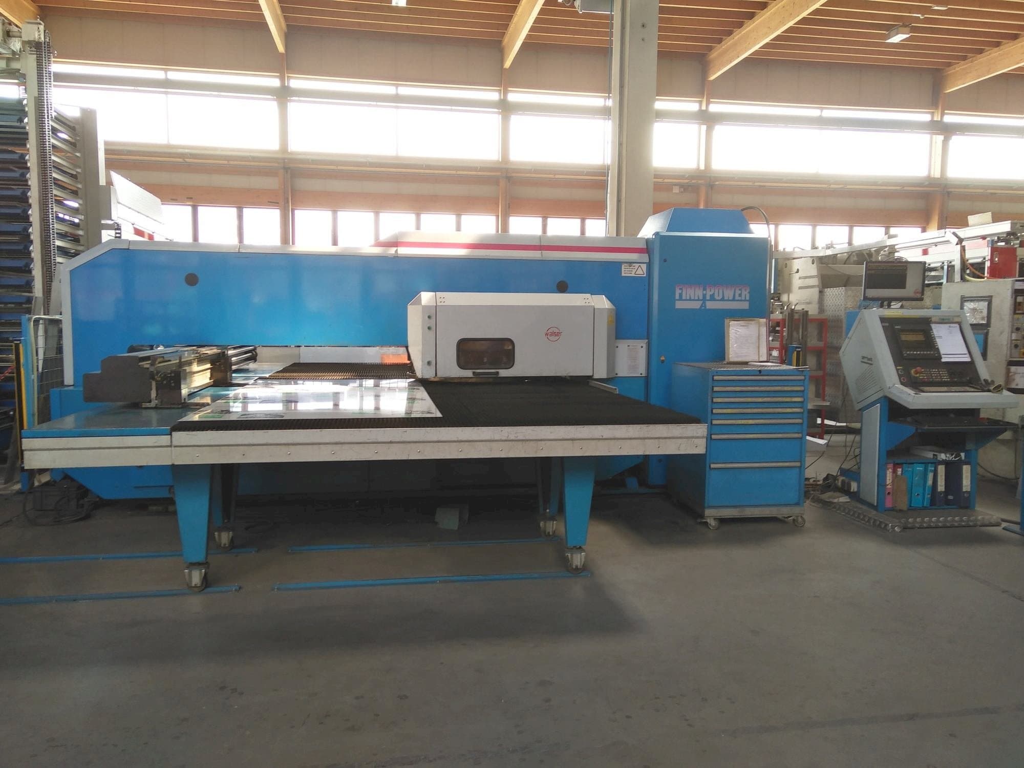 Vista frontale della macchina Finn-Power A5-20SB