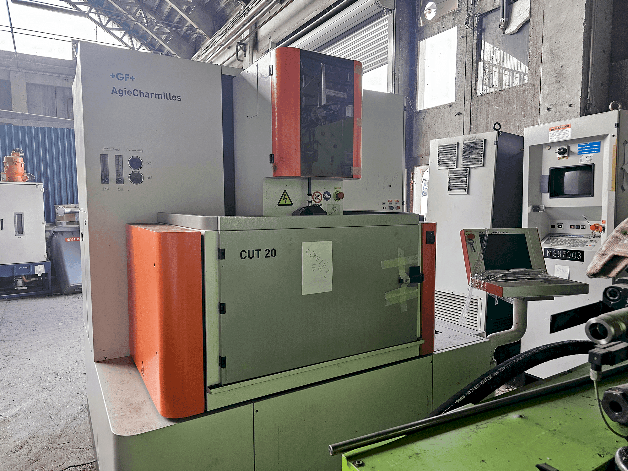 Vista frontale della macchina AgieCharmilles CUT 20
